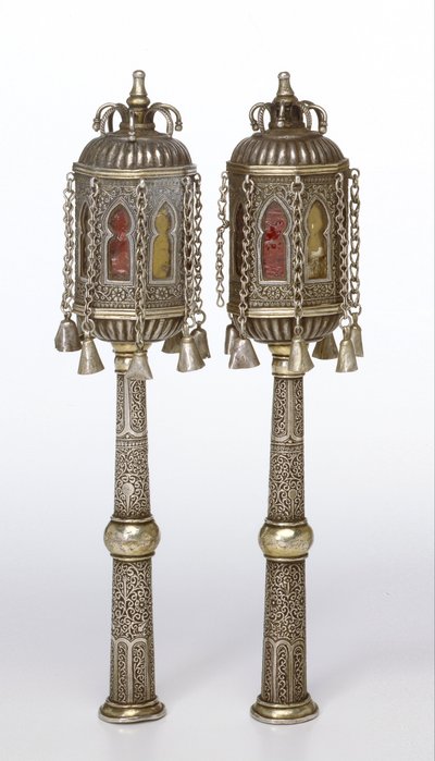 Remates de la Torá (tappuhim) con ventanas en forma de herradura de Unbekannt Unbekannt
